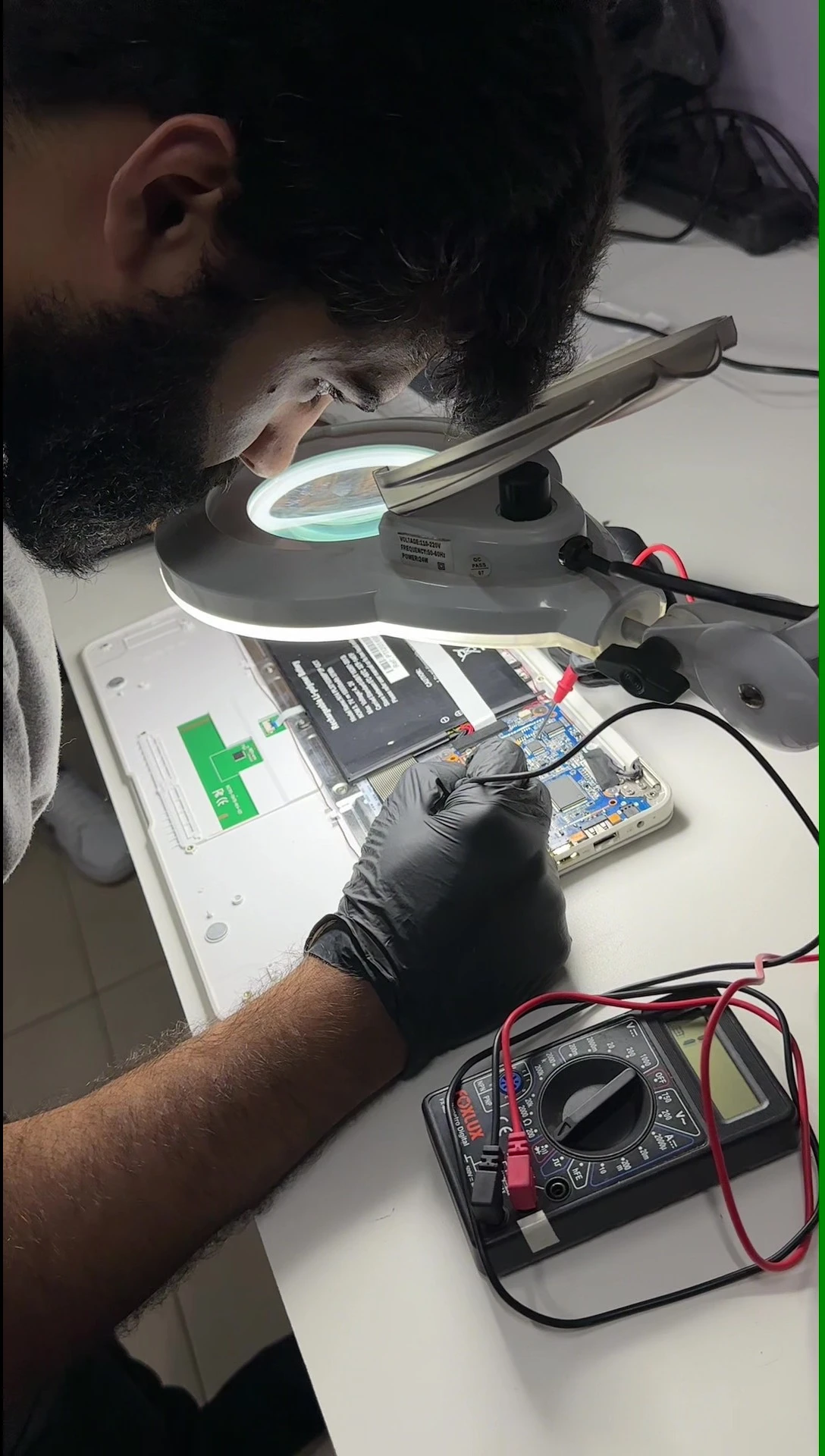 Técnico da Zeus Tech realizando manutenção de notebook em Goiânia para remoção de vírus